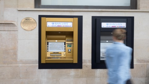 People queue up at Barclays ATMs to withdraw &#39;free&#39; cash